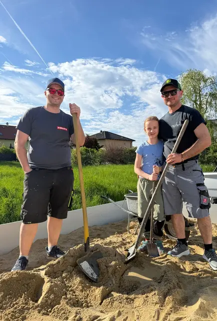 So wurde einigen Familien in Sommerein und Militärsiedlung eine Freude gemacht: Johannes Stefl und Josef Besser (beide VP) mit Tochter Emily | Foto: VP Sommerein