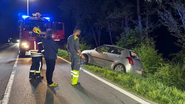 Feuerwehr und Abschleppdienst bergen Pkw aus Straßengraben