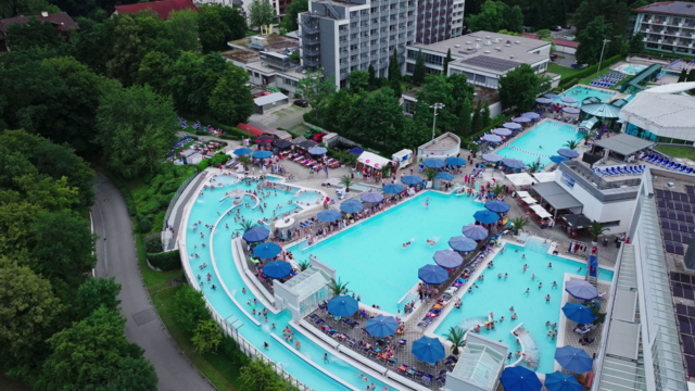 [Anzeige] Die erste Poolparty des Jahres