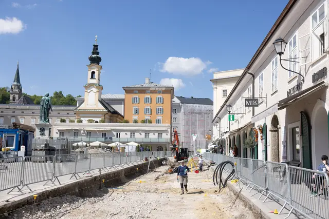 Die erste Bauphase läuft bis Juli. Nach der Sommerpause werden die Arbeiten dann im September fortgesetzt und im November abgeschlossen. Im Anschluss daran stehen dann mit den Bereichen vom Mozartplatz Richtung Rudolfskai und zur Kaigasse die letzten Teilstücke auf dem Plan. Die Bauarbeiten sollen 2028 abgeschlossen werden.   | Foto: Stadt Salzburg/Wildbild/Doris Wild