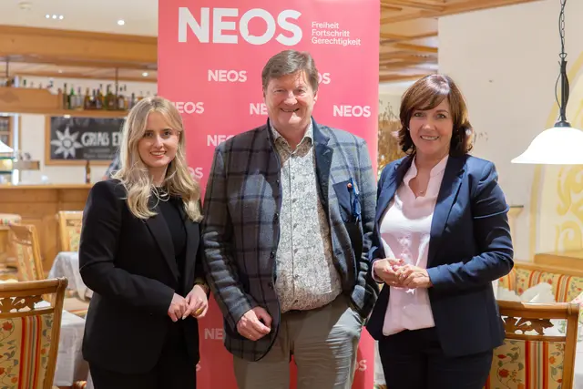 Was die NEOS-Chefin bei ihrem „Ratscher“ wirklich erfuhr