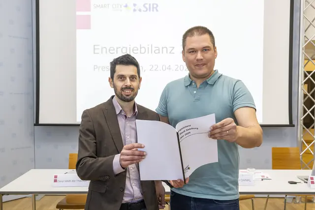 Energieexperte Oskar Mair am Tinkhof (SIR), Energiekoordinator Christoph Hillebrand | Foto: Stadt Salzburg/Wildbild/Rohrer