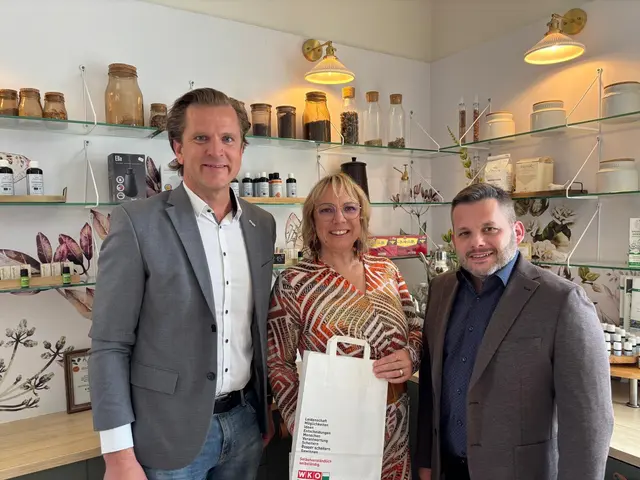 Erhielt Besuch: Ingrid Karner (M.) von aromainfo.at tauschte sich mit Viktor Larissegger und Werner Aschenbrenner aus. | Foto: MeinBezirk