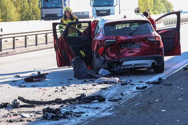 Personenrettung auf der Welser Autobahn nach Crash von drei Pkw – Rettungsgasse versagte. | Foto: laumat.at
