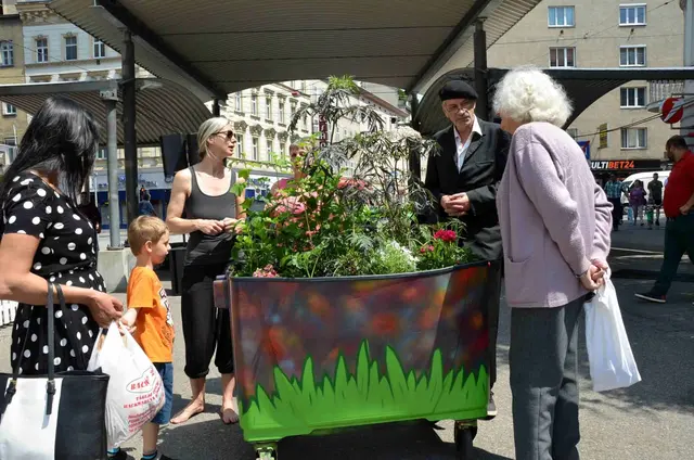 Mehrere Pflanzentröge – einst Müllcontainer – schmückten zehn Jahre lang den Siebenbrunnenplatz. Nun ist das Projekt "Pflanzen auf Rädern" Geschichte. | Foto: Republik Reinprechtsdorf
