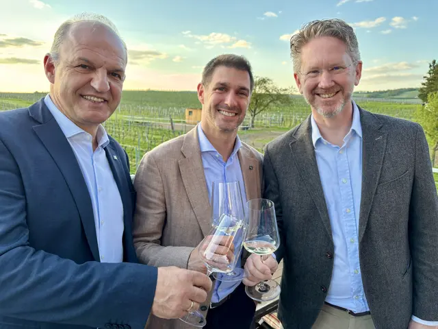 Otto Auer, Stefan Wukovitsch und Michael Engel genießen den Carnuntum-Wein.  | Foto: MeinBezirk/Birgit Bachhofner