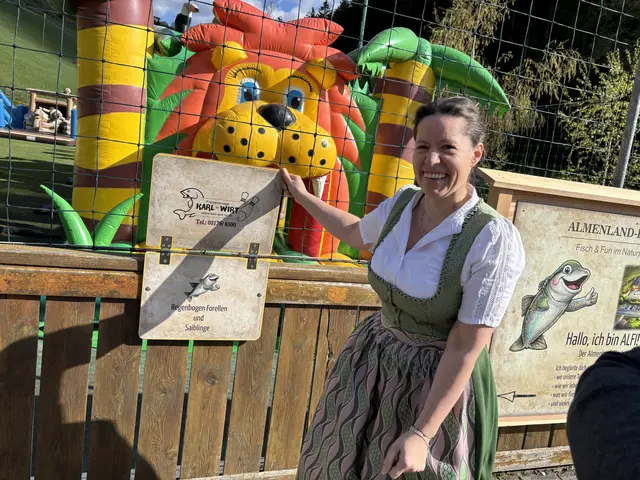 Michaela Häusler am Lehrpfad  | Foto: MeinBezirk/Helmut Riedl