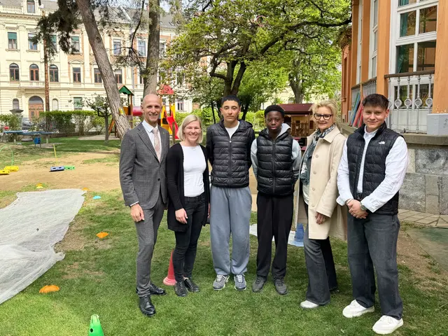 Erstmals beteiligte sich das Land Steiermark am Boys' Day: Landesrat Willibald Ehrenhöfer (l.) besuchte gemeinsam mit Abteilungsleiterin Alexandra Nagl (2.v.r.) den LUV-Betriebskindergarten und den Elementarpädagogen Valentin Strohmaier (r.) und Kollegen. | Foto: Land Steiermark/PB Ehrenhöfer