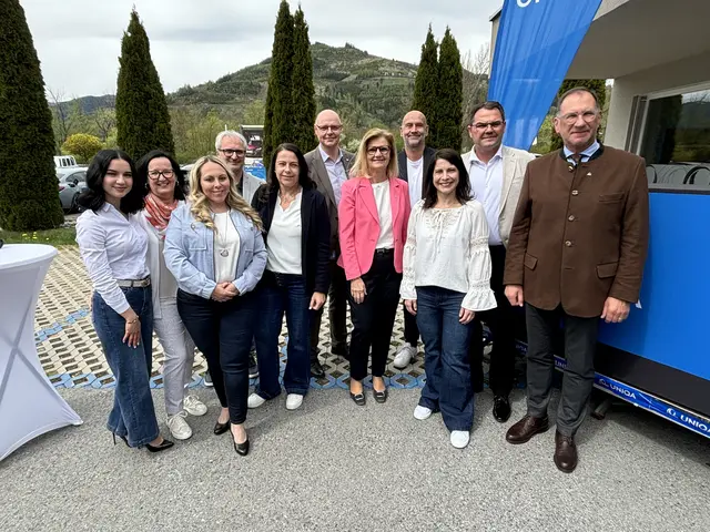 Thomas Kornsteiner (2. v. re.) hat mit seinem Team mit Jahresbeginn die Uniqa General Agentur in Bruck übernommen. | Foto: MeinBezirk/Angelika Kern