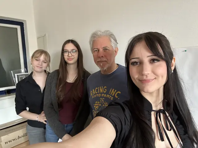 Mira, Marlene und Estefania von der HAK Weiz führten ein Interview mit Wolfgang Moder, Inhaber der Fahrschule Easy Drivers in Weiz und erhielten Einblicke in Ausbildung und Alltag.