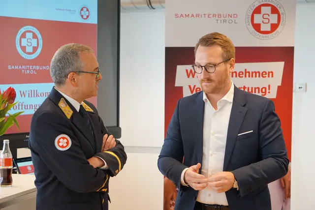 Landeshauptmann-Stellvertreter Philipp Wohlgemuth und der Geschäftsführer des Samariterbundes Tirol, Gerald Fitz, bei der Eröffnung der neuen Dienststelle in Innsbruck. Beide betonten die Bedeutung des neuen Standorts für den Ausbau der Rettungs- und Sozialdienste in der Landeshauptstadt. | Foto: MeinBezirk/SPRENGER