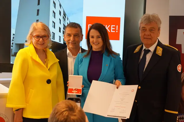 Landesrätin Astrid Mair bei der Eröffnung der neuen Samariterbund-Dienststelle in Innsbruck. Im Rahmen der Veranstaltung wurde sie für ihr Engagement mit dem Verdienstkreuz am Rot-Weiß-Roten Band ausgezeichnet. | Foto: MeinBezirk/SPRENGER