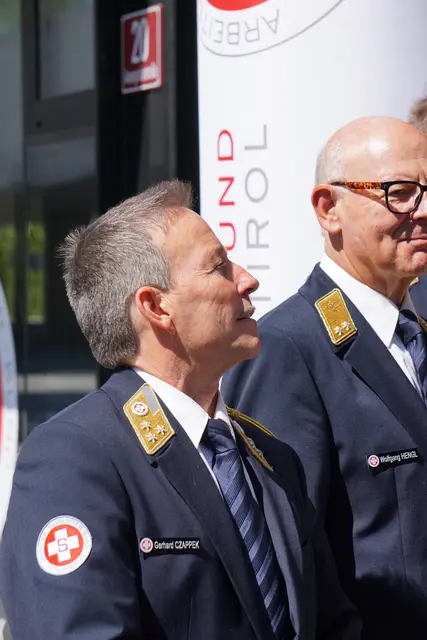 Geschäftsführer des Samariterbundes Tirol, Gerhard Czappek, bei der Eröffnung der neuen Dienststelle in Innsbruck. Er zeigte sich sichtlich erfreut über den neuen Standort und sprach von einem wichtigen Meilenstein für die Organisation. | Foto: MeinBezirk/SPRENGER