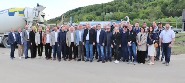 Markus Konrad, Lambert Schönleitner, Adolf Pellischek, Erich Gosch, Willi Rohrer und Michael Lechner (alle Bildmitte) mit Verbandsmitgliedern und Mitarbeitern bei der Grundsteinlegung. | Foto: Edith Ertl