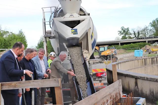 Willi Rohrer und Adolf Pellischek legten Hand an bei der ersten Fuhre Beton für die Fundamente.  | Foto: Edith Ertl