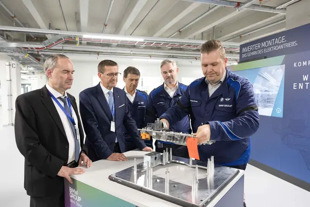 Bayerns Staatsminister für Wirtschaft und Energie, Hubert Aiwanger (l.), Wirtschafts-Landesrat Markus Achleitner (2.v.l.) und Harald Gottsche, Geschäftsführer BMW Group Werk Steyr (2.v.r.). | Foto: Land OÖ/Margot Haag