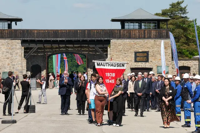 Schüler der Mittelschule Mauthausen stehen bei der internationalen Feier am Sonntag, 10. Mai, an der Spitze des Gedenkzugs. | Foto: TEAM FOTOKERSCHI.AT / DRAXLER
