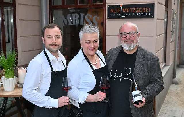 Von links: Friedrich Walchshofer, Alte Metzgerei-Chefin Michaela Walchshofer, Winzer Sighardt Donabaum | Foto: Kunasz