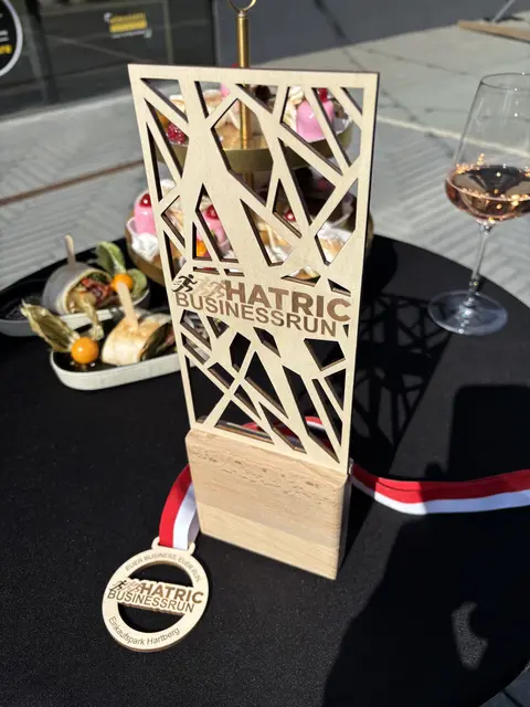Die Teilnehmerinnen und Teilnehmer vom „Hatric Business Run“ werden nach dem Zieleinlauf mit einer Finisher-Medaille aus nachhaltiger Holzproduktion belohnt. | Foto: Johann Taucher
