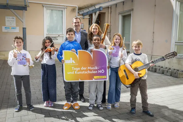 Bildungsstadtrat Philipp Gruber (ÖVP) und Musikschule-Direktorin Cordula Schröck mit Paul, Umay, Florian, Adrian, Emilia und Janusz. | Foto: Stadt Wiener Neustadt/Weller