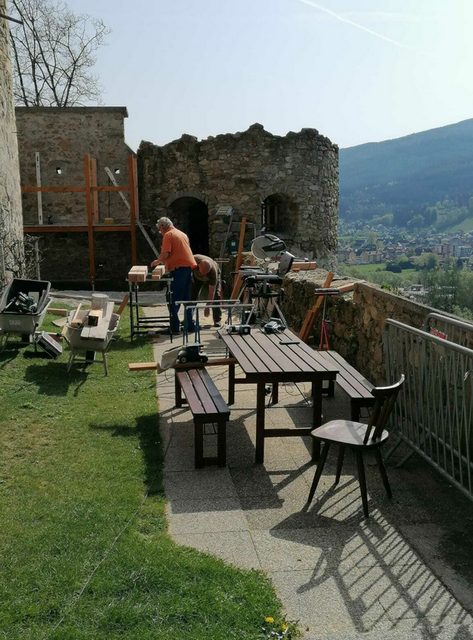 An der Burg werden immer laufende Renovierungen durchgeführt, im Herbst soll die mauerkrone drankommen.  | Foto: KK
