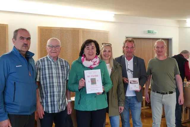 FF-Kematen Kdt. ABI Christian Pachler, BSV Obm. Horst Steindl, Bgm. Juliana Günther, gGR Daniela Sommer, gGR Gerwald Schattleitner und BSV Obm. Stv. Johann Edelmayer freuen sich über das große Interesse an der Schau


 | Foto: Marktgemeinde Kematen/Ybbs