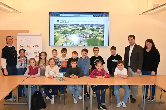 Bgm. Markus Burgstaller mit den Schülern und Schülerinnen der 3. Klasse Volksschule und ihren Lehrkräften.
 | Foto: Gemeinde Viehdorf