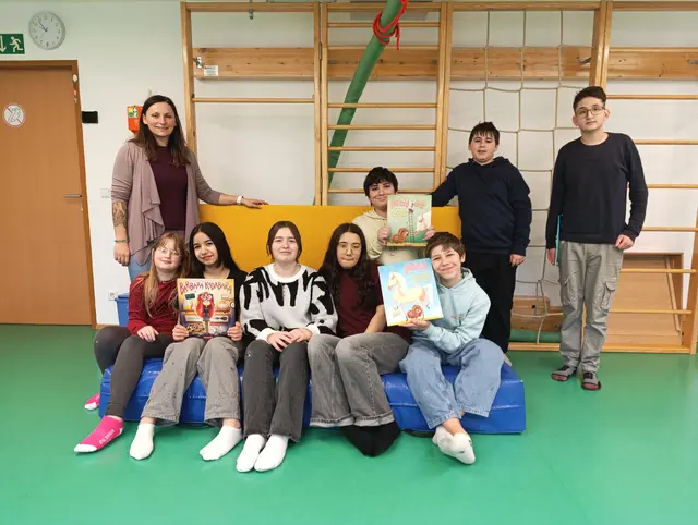 Traisner Mittelschüler zu Besuch im Kindergarten