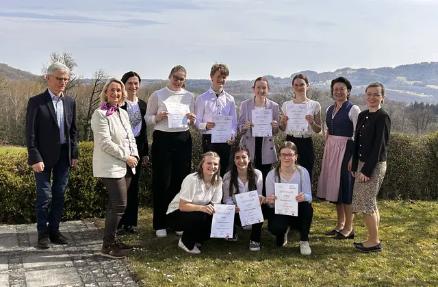 Von links stehend: K. Kitzmüller (Jury), Sandra Aigmüller (Ausbilderin), Leopoldine Weinzierl (Direktorin), Eva Pöcherstorfer (Grieskirchen), Michael Schatz (Freistadt), Lena Prenninger (Grieskirchen), Daniela Scheuchenstuhl (Urfahr-Umgebung), G. Nagl (Jury), A.M. Schnetzinger (Jury). Vorne von links: Ines Ramaseder (Kirchdorf), Klara Zauner (Steyr-Land) und Regina Enzenhofer (Rohrbach). | Foto: HBLA Elmberg