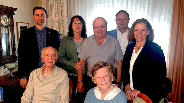 Die beiden Jubiläumspaare (in der Mitte) mit Bürgermeister Thomas Ram und den Stadträten Eva Lotz und Thomas Bäuml. | Foto: Stadtgemeinde Fischamend