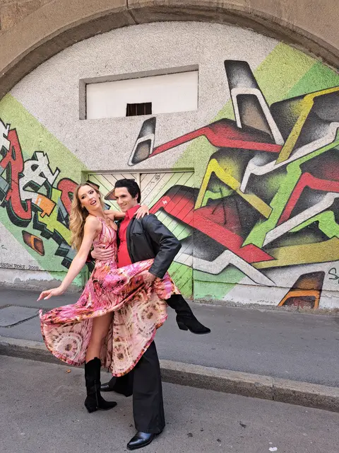 Die beiden Hauptdarsteller beim Shooting. Verena Kolruss als Stephanie Mangano und Andrea de Majo als Toni Manero. | Foto: MusicalSommer