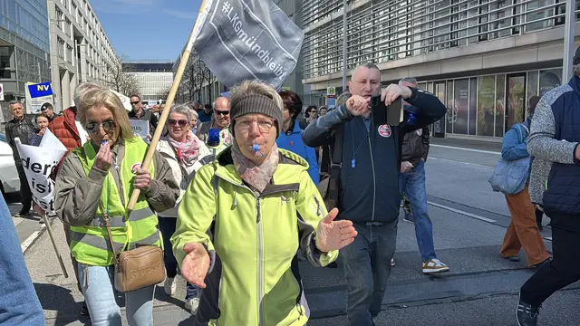 Die geplante Schließung des Landesklinikums Gmünd brachte reichlich Demonstrantinnen und Demonstranten nach St. Pölten. | Foto: Lauren Fahrenberger / MeinBezirk
