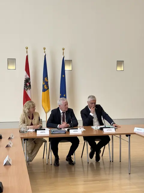 Müssen sich verantworten und versuchen zu beruhigen: Landesräte Anton Kasser (VPNÖ), Martin Antauer (FPÖ) und Eva Prischl (SPÖ). | Foto: Lauren Fahrenberger / MeinBezirk