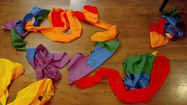 Die Regenbogenflagge vor der HOSI Tirol wurde in der Nacht auf den 22. April beschädigt aufgefunden. Laut Angaben der Organisation wurde sie zuvor abgerissen und in einen angrenzenden Bereich geworfen. | Foto: HOSI TIROL