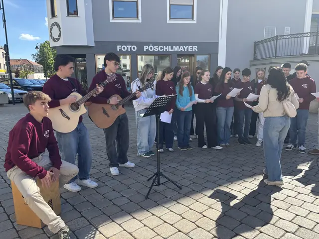Ein Chor der Güssinger Oberstufenschulen umrahmte die Eröffnung musikalisch. | Foto: Martin Wurglits