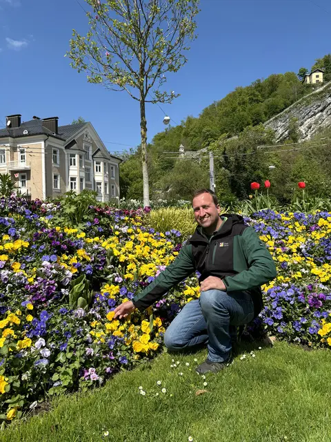 Wie ein farbenfroher Faden ziehen sich bunt blühende Verkehrsinseln und Kreisverkehre durch die Salzburger Stadtteile. Gestaltet und angepflanzt von den Salzburger Stadtgärtnern sind sie ein untrügliches Zeichen dafür, dass der Frühling Einzug gehalten hat. | Foto: Lisa Gold