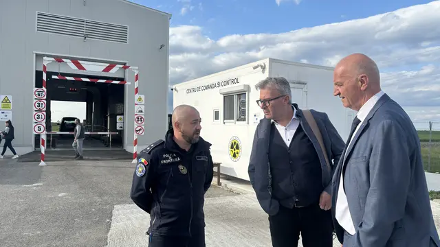 Landesrat Christian Dörfel (r.) und Rotes Kreuz Oberösterreich-Geschäftsführer Thomas Märzinger mit einem Grenzpolizisten vor dem riesigen Röntgengerät zur Durchleuchtung von Autos am Grenzübergang. | Foto: MeinBezirk OÖ