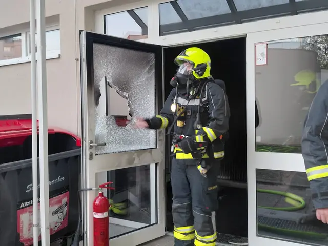 Der Brand  konnte unter Einsatz von Atemschutz rasch unter Kontrolle gebracht werden. | Foto: FOTOKERSCHI/FEUERWEHR ANSFELDEN