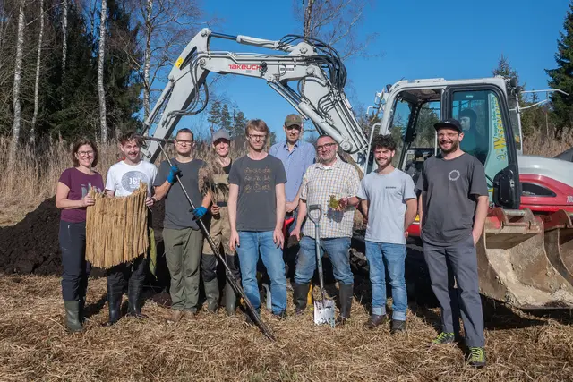 Die Beteiligten an dem Projekt (v.l.): Renate Sommer und Markus Ablinger (Lehrer an der HBLA Ursprung), die Schüler Florian Moser und Andreas Geretschläger, Mathias Hopfinger und Bernhard Salcher (Universität Salzburg), Lehrer Konrad Steiner sowie Moritz Kirschbaum und Felix Prändl (FH Kuchl). | Foto: HBLA Ursprung/Matthias Streitberger