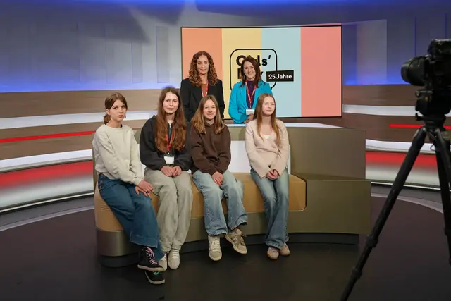 Frauenlandesrätin Eva Pawlata und Arbeitslandesrätin Astrid Mair besuchten die Schülerinnen im Landesstudio Tirol des ORF | Foto: Land Tirol/Dorfmann