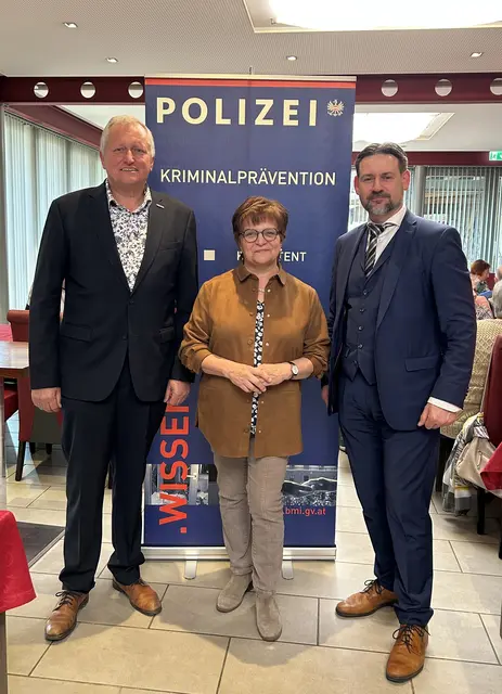 Kriminaldienstreferent Leopold Schweiger, Vizebürgermeisterin Gerlinde Birgmayr und Bürgermeister sowie Nationalrat Fritz Ofenauer (v. l.) beim Präventionsvortrag im Gasthaus Kleemann. | Foto: Bezirkspolizeikommando St.Pölten-Land