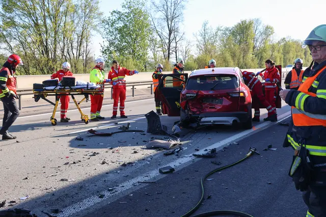 Personenrettung auf der Welser Autobahn nach Crash von drei Pkw – Rettungsgasse versagte. | Foto: laumat.at