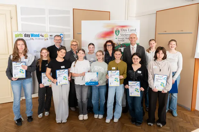 Prominentes Empfangskomitee für die Schülerinnen, die den Girls' Day in der Abteilung 15 des Landes Steiermark verbrachten: Landesrat Willibald Ehrenhöfer, Landesamtsdirektorin Brigitte Schwerz-Schaar, Abteilungsleiterin Alexandra Nagl und Abteilungsleiter Edgar Chum. | Foto: Land Steiermark/Robert Binder