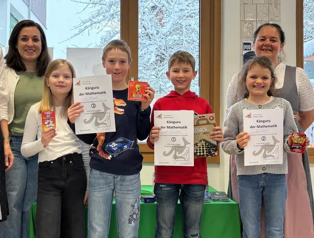 Preisträger der 4. Klassen mit ihren Lehrerinnen sowie unser Schulsieger. | Foto: VS Maria Alm