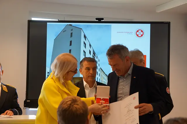Bürgermeister-Stellvertreter Georg Willi bei der feierlichen Eröffnung der neuen Dienststelle des Samariterbundes Tirol in Innsbruck. Der neue Standort stärkt die Rettungs- und Sozialversorgung in der Landeshauptstadt. | Foto: MeinBezirk/SPRENGER