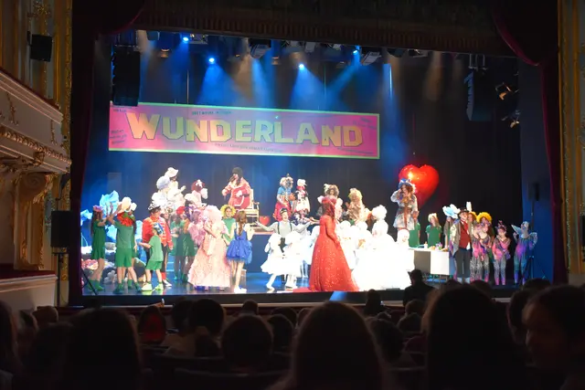 Mit Alice ins Wunderland der Fantasie reisen