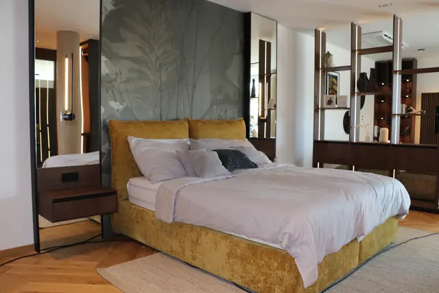 Im neuen Schauraum werden Küchen, Esstische, Wohnzimmer und eine kleine Wohnung mit Wohn,- und Schlafzimmer und einem begehbaren Kleiderschrank präsentiert | Foto: MeinBezirk/Buch 