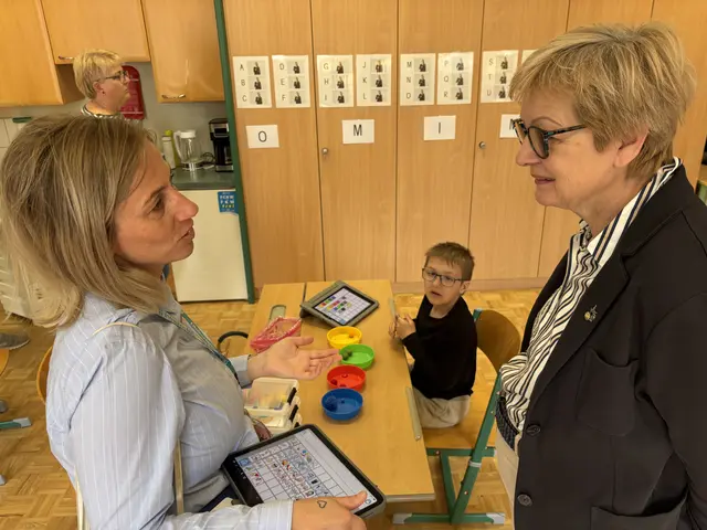 Carina Bloder und Eva Tomaschek sprechen über den Mehrwert der Unterstützten Kommunikation.  | Foto: MeinBezirk/Angelina Koidl
