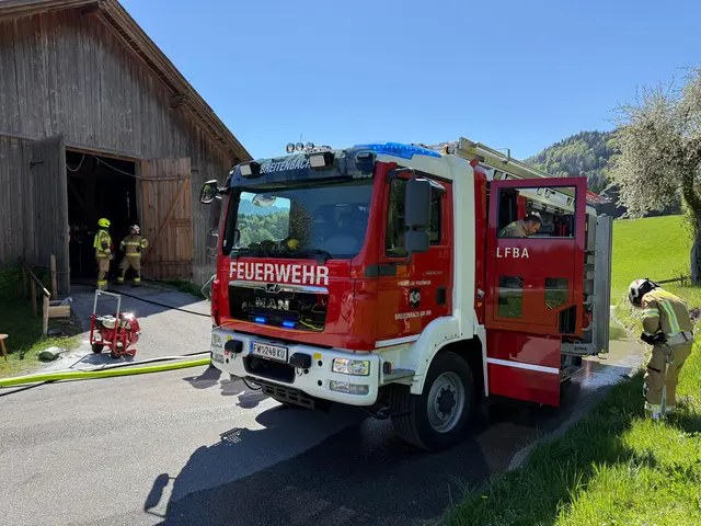 Polizei, Rettung und Feuerwehr standen gemeinsam bei dem Brandgeschehen im Einsatz. | Foto: ZOOM.TIROL