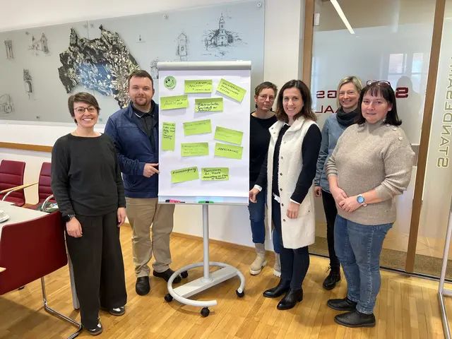 v.l.n.r.: Vertreterin von „Styria vitalis“, Bürgermeister Ing. Peter Domweber, Mittelschul Direktorin Eva Übleis-Kielnhofer BEd, Amtsleiterin Mag. Evelyn Schauer, Volksschuldirektorin Dipl. Päd. Melanie Stelzer BEd, Kindergartenleiterin Hermine Krausler | Foto: MMG